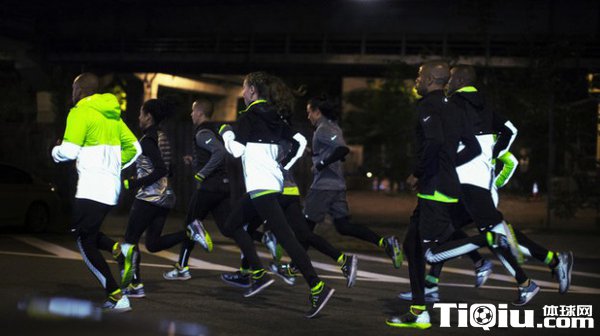 夜跑减肥七大诀窍 注重节奏肌肉拉伸