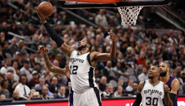 马刺轻取太阳主场不败 阿德21+12莱纳德19分