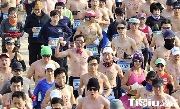 韩国裸体马拉松人气火爆 比基尼美女养眼