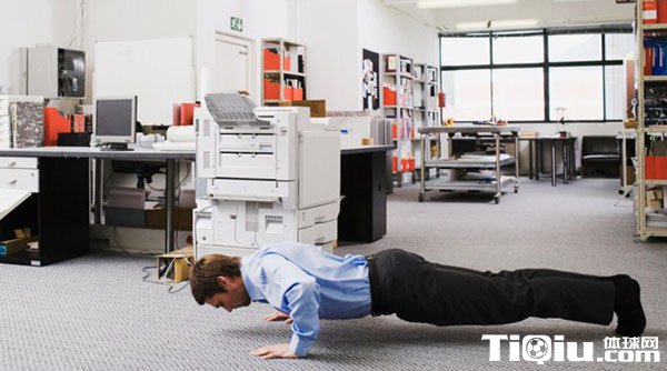 白领午后四项简易锻炼 不受空间时间限制