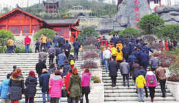 登山爱好者五泉迎新 冬泳健儿黄河搏击