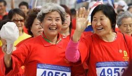 揭露跑圈五大奇葩 遛狗跑步大妈组团