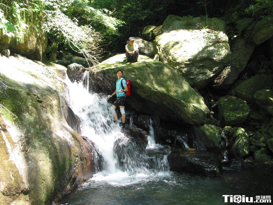 ��ɽ;�в���ȱˮ �����Ұ��Ѱ��ˮԴ 