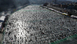 韩国华川冰钓比赛图集 吸引上百万游客观光