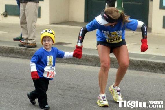女子协助患病男童跑步:跨过终点我哭了