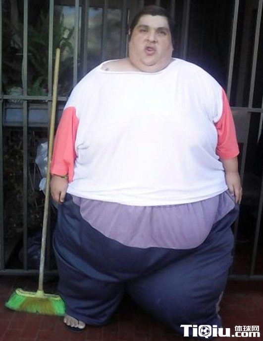 女子病态肥达3百公斤 无人为其做手术