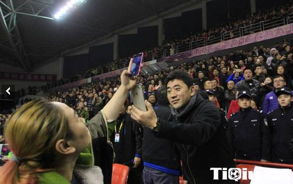 ������˧�ܴܵ��Ů�����ֻ� ����ǰ���������