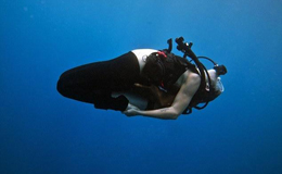 女子水中瑜伽图集 水下12米深练瑜伽