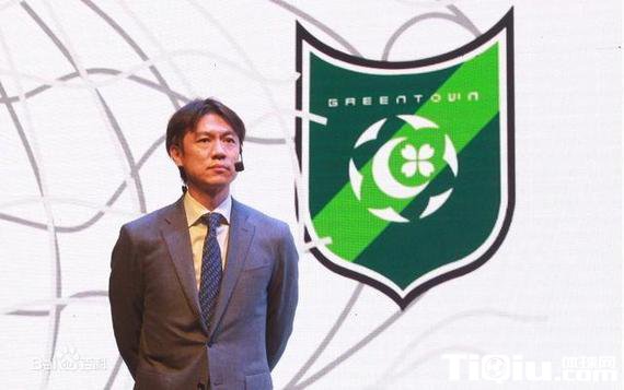 杭州绿城教练严要求 队员跑步前往球场