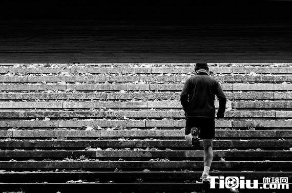 跑者跑楼梯的训练方法 准备热身坚持不懈