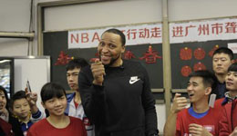 马里昂降临广州聋人学校 与孩子们剪纸庆春节