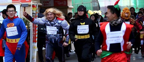 光谷举办创意英雄跑 各国英雄同场竞技