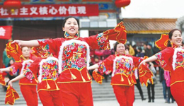 大妈火热跳广场舞 喜气洋洋迎接猴年