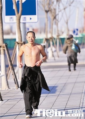 八旬大爷赤膊晨跑