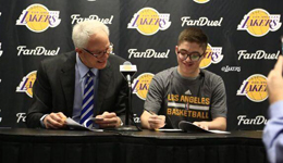 湖人致力传播正能量 与脑癌少年签1天合同