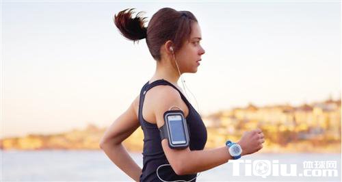 跑步绑手机易造成脊柱侧弯 跑步必须谨记6大要领