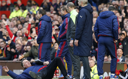 范加尔碰瓷假摔获最佳 “神摔”被网友玩坏了