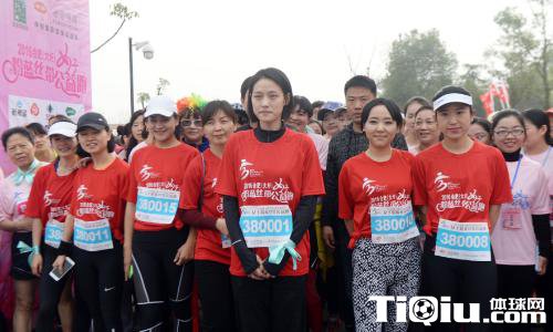 翔嫂吴莎现身公益跑 呼吁关注女性健康