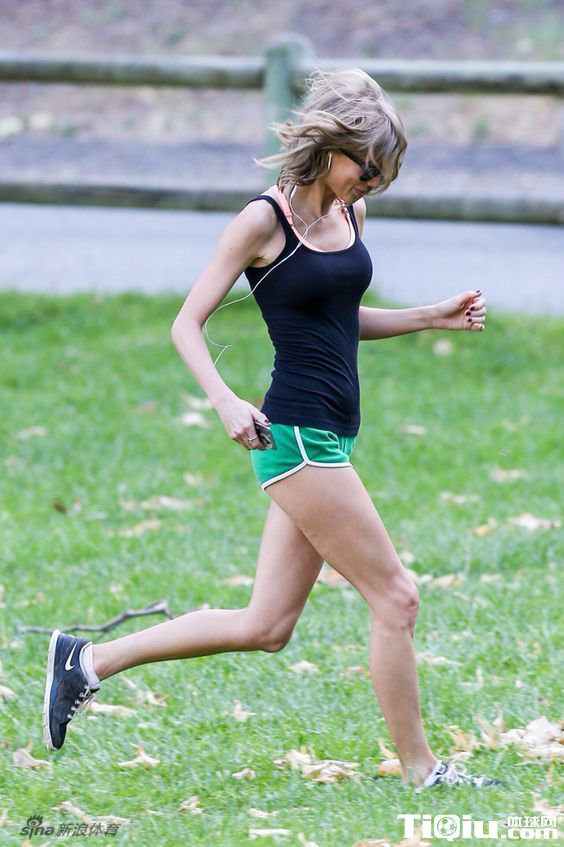 霉霉性感跑步照 元气满满凹凸有致