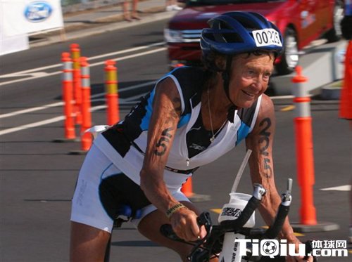 340场铁三比赛45次冠军 86岁修女也疯狂