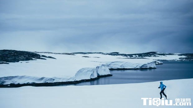 7周跑完7大洲7片沙漠 40个马拉松呼吁节水
