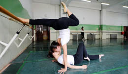 舞蹈学生秀炫酷壁咚 上演高难度kiss