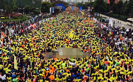 成马跑者造型百变 残障跑者坚毅精神感动众人