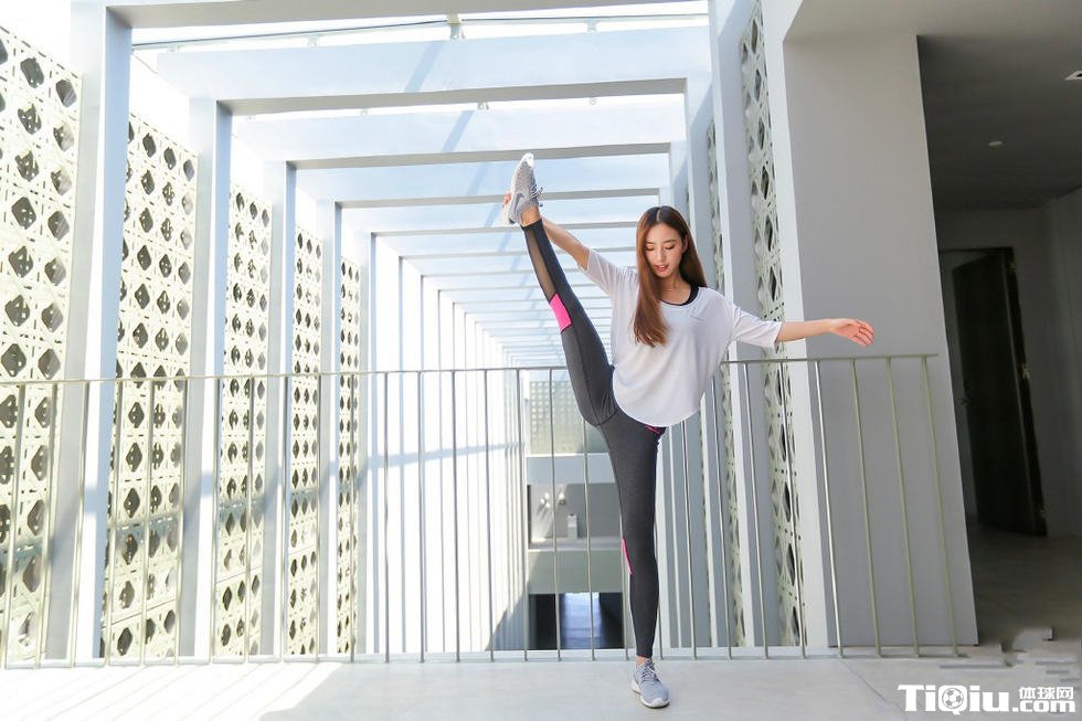 健身房美女秀一字马 紧身衣秀美背蜂腰翘臀