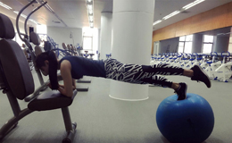 何雯娜微博晒健身美照 调侃自己A4腰比水桶粗