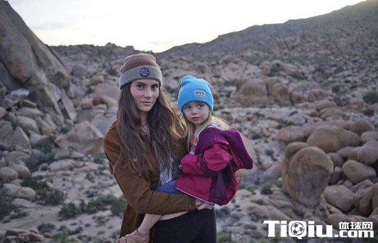 美国4岁女童挑战攀岩 不为艰险勇攀险峰