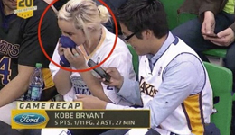 球场惊现科密铁粉 女汉子抢去科比战衣狂闻