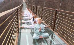 惊呆啦 中外美女百米高空玻璃桥练瑜伽