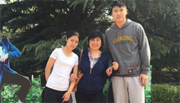 贾诚与女友秀恩爱照 穿山东队服引球迷猜想