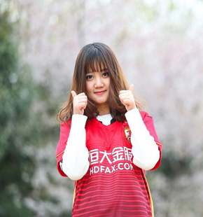 美女球迷远赴日本助威恒大 樱花树下娇羞浅笑