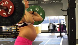 怀孕8月仍可举70公斤杠铃 美国美女健身教练太强悍