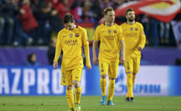 MSN组合已经尽力 梅西拼命抢球累瘫在地