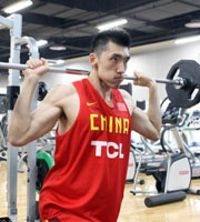 男篮全力备战里约奥运会 健身房里挥汗如雨