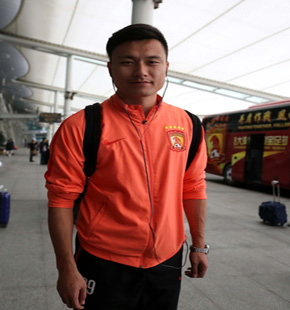 恒大众将凯帅旋归来 球迷广州机场热情迎接