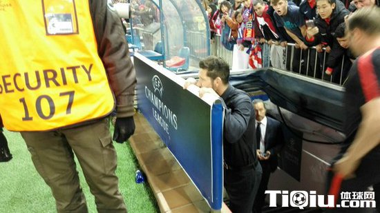 西蒙尼就这样在旁边静静的看着一切