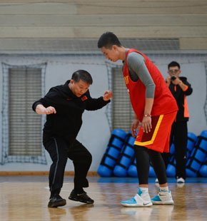 宫指导海埂与男篮集合 亲自上阵指挥众将士