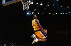 回顾科比96-97赛季十大好球 大展双翼摘下扣篮王冠