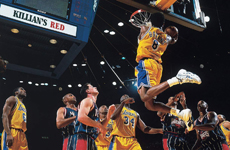 科比99-00赛季经典时刻 看奥胖与飞侠眼神交流上演空接劈扣