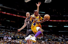 科比03-04赛季经典时刻 科比零秒上演三分封喉