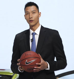 易建联现身北京车展 正装帅气引围观