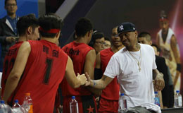 艾弗森中国慈善赛亲自挂帅 身着潮装带领球队