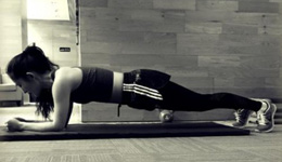 谢娜微博晒健身美照 网友戏称要变马甲线女王