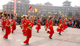 动动广场舞火火的姑娘 跳出健康舞动苗条身姿