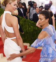 C罗前女友现身时装盛典 色心大起当众抚摸超模翘臀