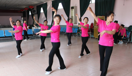 动动广场舞多得多 跳出动感舞步点燃热情