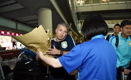 苏宁从韩国回京球迷热情接机 佩帅受球迷赠花